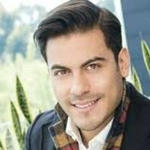 Escucha CARLOS RIVERA EN NOCHE DE ROMANCE en la aplicación