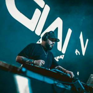 Escucha DJ GIAN Mixes en la aplicación