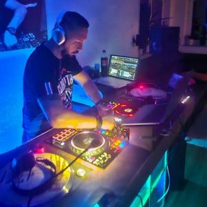 Live Music with DJ Gentleman