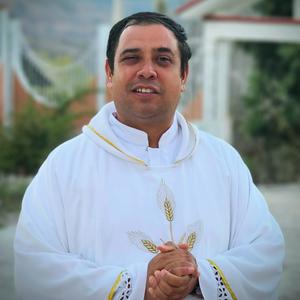 Escucha Padre José Arturo López Cornejo en la aplicación