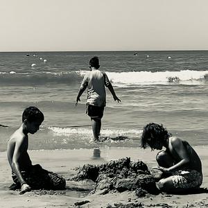 Escucha Relatos en blanco y negro en la aplicación