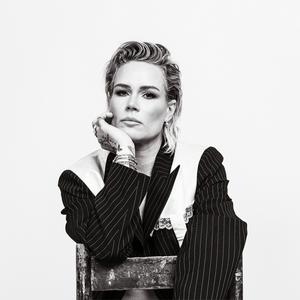 Escucha Wide Open with Ashlyn Harris en la aplicación